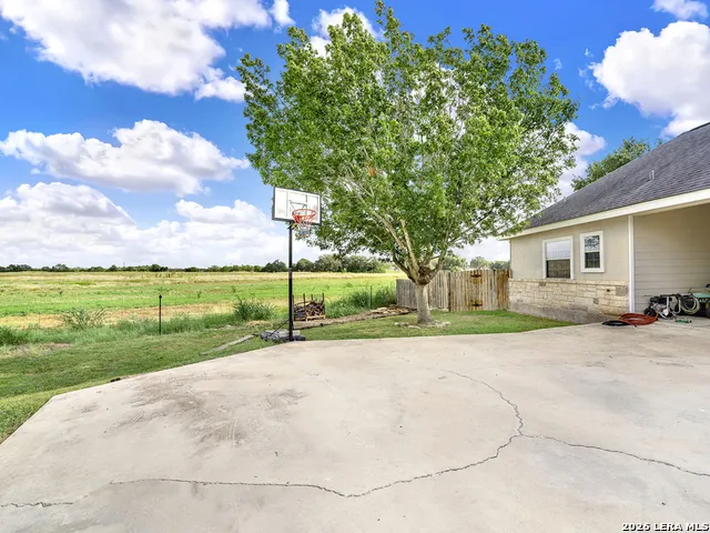 112 Park Way Poth, TX 78147