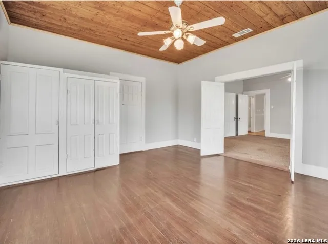 301 Cunningham Marion, TX 78124