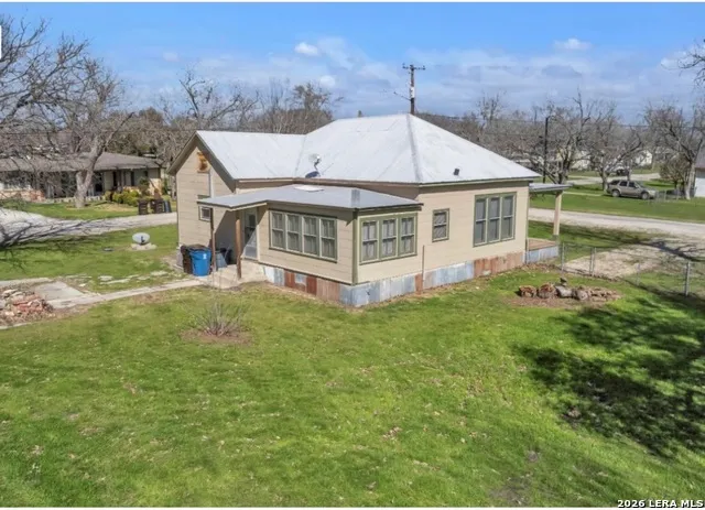 301 Cunningham Marion, TX 78124