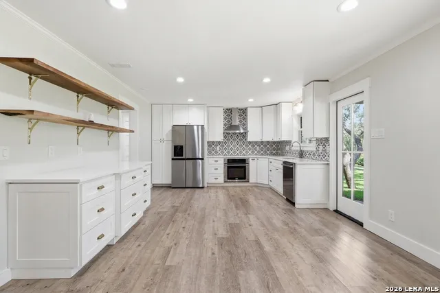 100 FLEETWOOD DR Hollywood Park, TX 78232