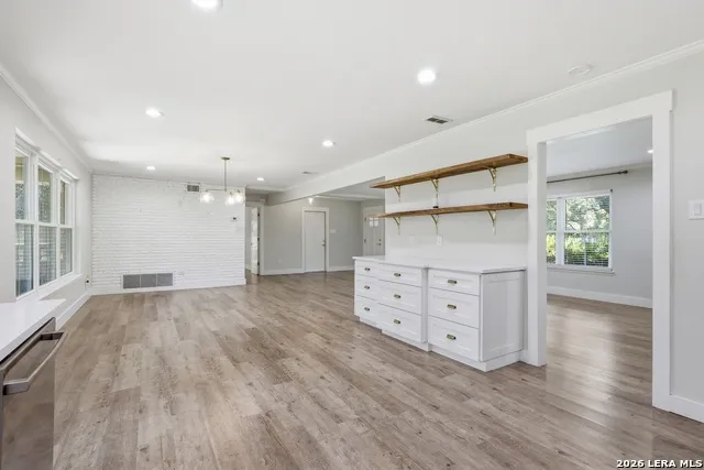 100 FLEETWOOD DR Hollywood Park, TX 78232