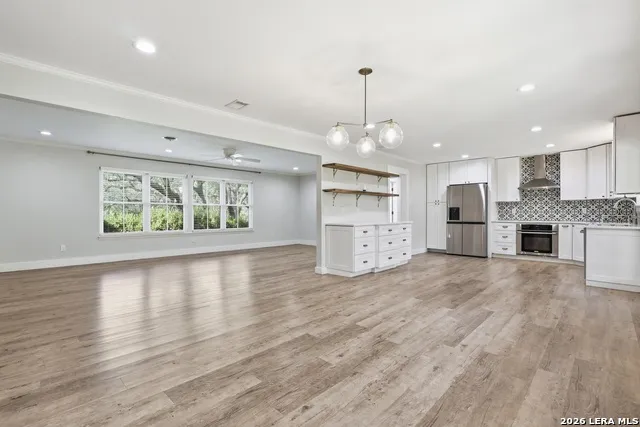 100 FLEETWOOD DR Hollywood Park, TX 78232