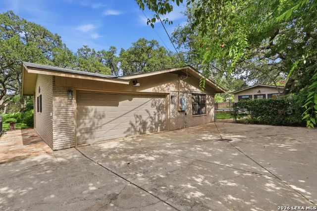 100 FLEETWOOD DR Hollywood Park, TX 78232