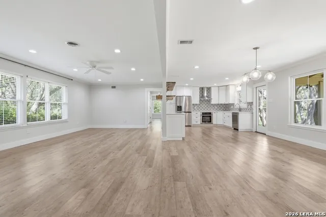 100 FLEETWOOD DR Hollywood Park, TX 78232