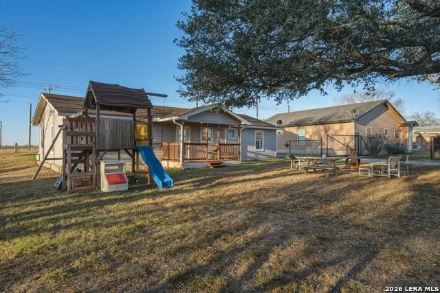 7924 County Road 128 Floresville, TX 78114