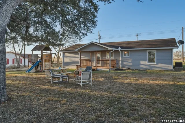 7924 County Road 128 Floresville, TX 78114