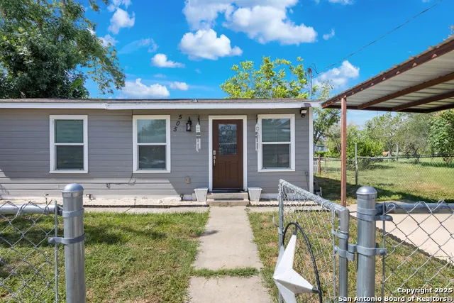 505 Avenue E Poteet, TX 78065