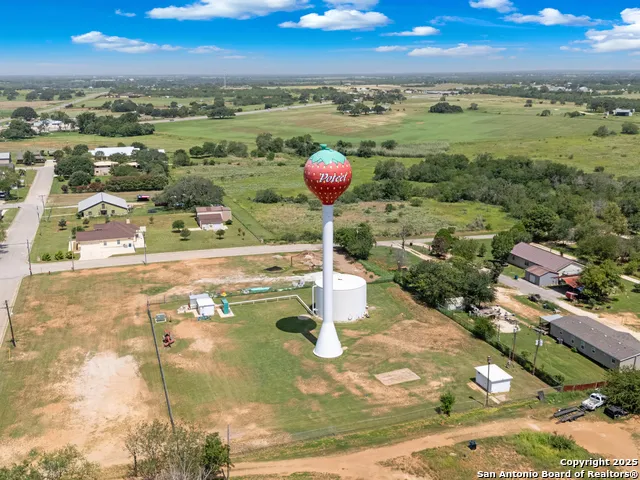 505 Avenue E Poteet, TX 78065