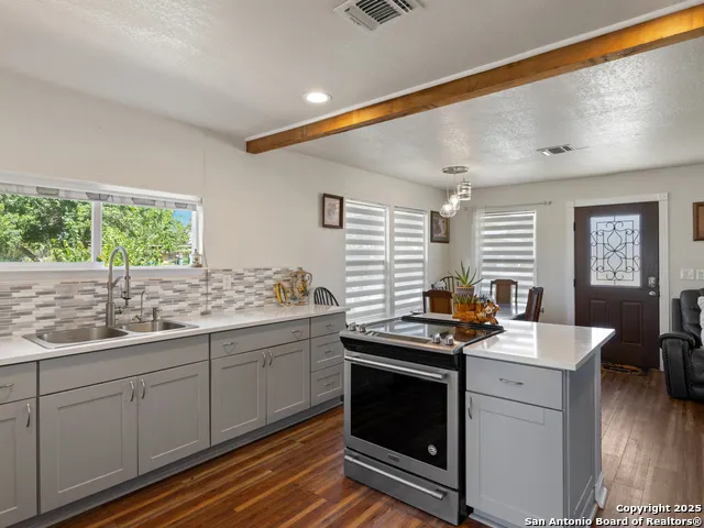 505 Avenue E Poteet, TX 78065