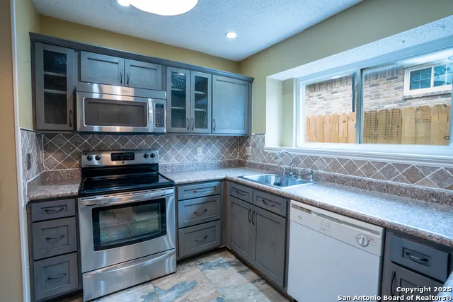 7813 Forest Briar Live Oak, TX 78233