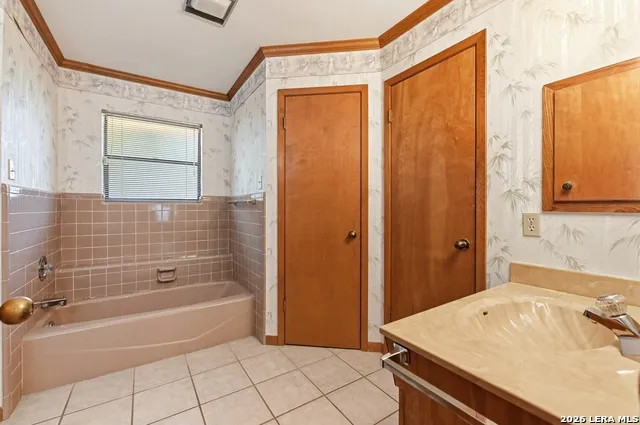 901 Gentilz Castroville, TX 78009