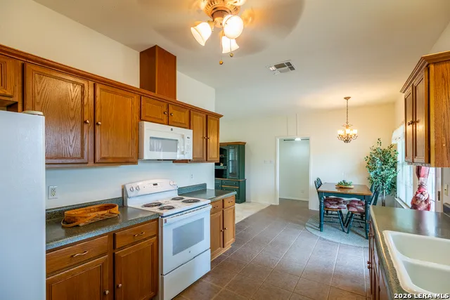 1277 County Road 138 Floresville, TX 78114
