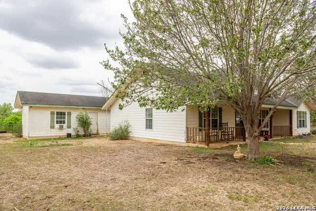 1277 County Road 138 Floresville, TX 78114