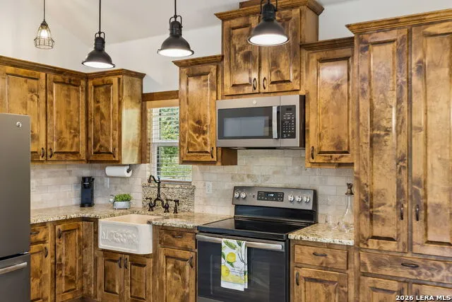 1355 BROAD OAK DR Bandera, TX 78003