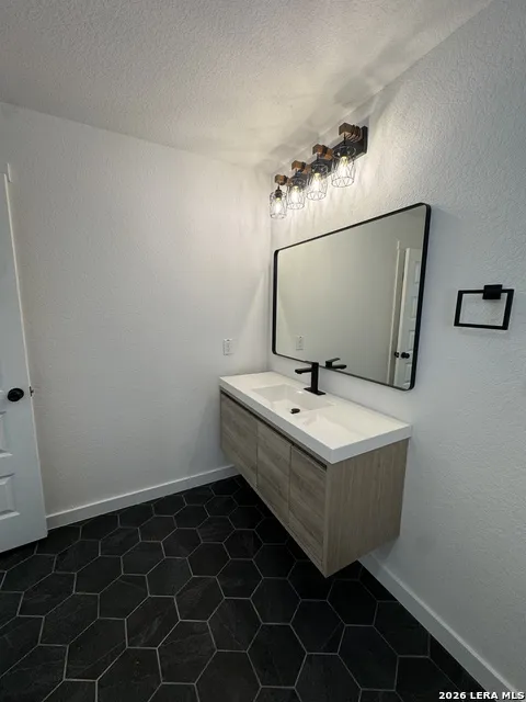 2000 OWENS AVE Three Rivers, TX 78071