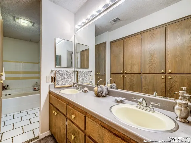 9611 AZALEA CIR Garden Ridge, TX 78266
