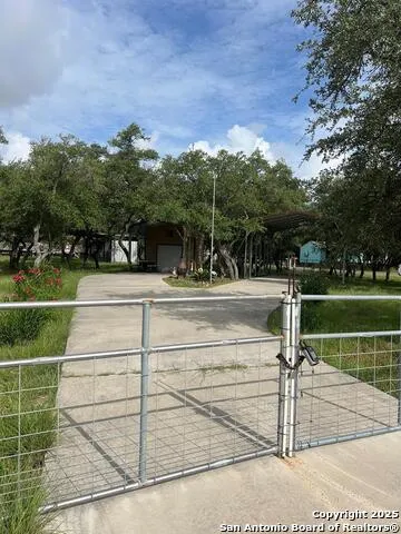 527 traylor Rockport, TX 78382
