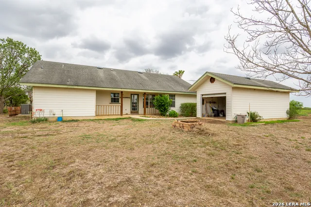 1277 County Road 138 Floresville, TX 78114