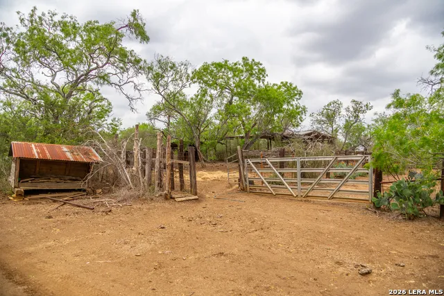 1277 County Road 138 Floresville, TX 78114