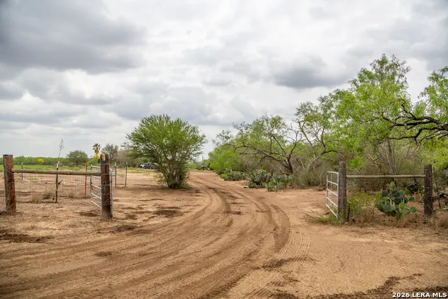 1277 County Road 138 Floresville, TX 78114