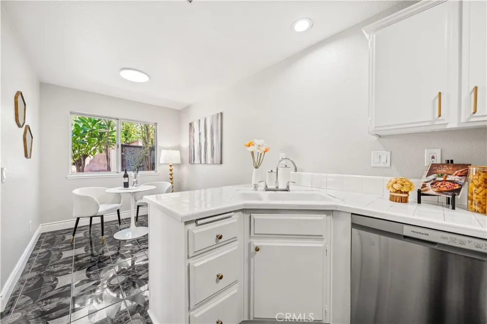 317 Somerset Court Azusa, CA 91702