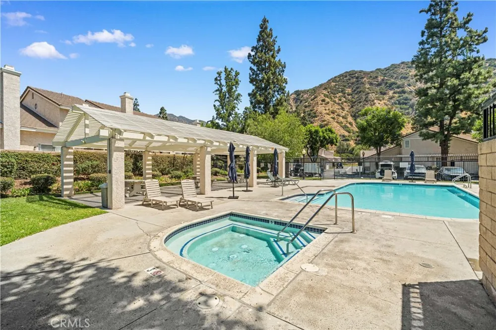 317 Somerset Court Azusa, CA 91702