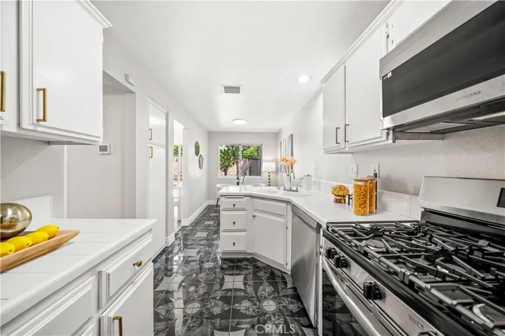 317 Somerset Court Azusa, CA 91702
