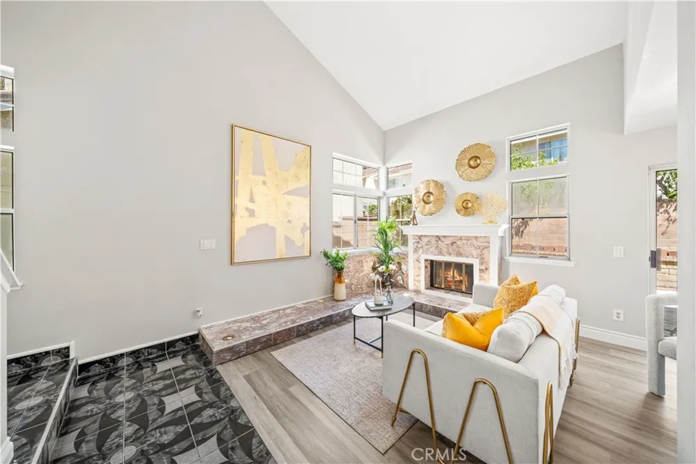 317 Somerset Court Azusa, CA 91702