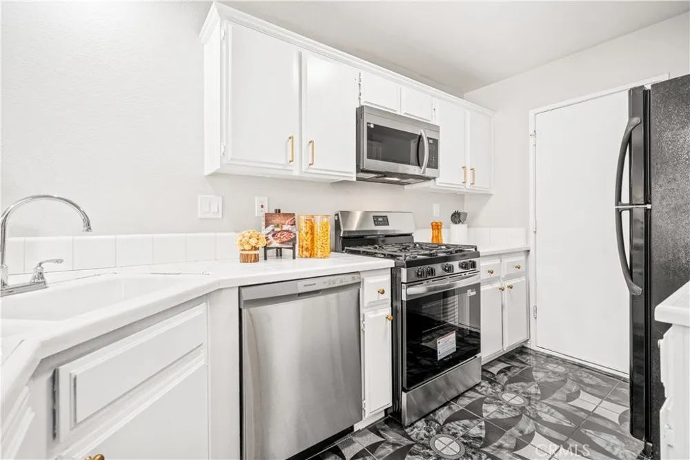 317 Somerset Court Azusa, CA 91702