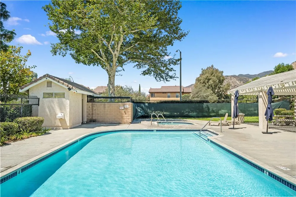 317 Somerset Court Azusa, CA 91702