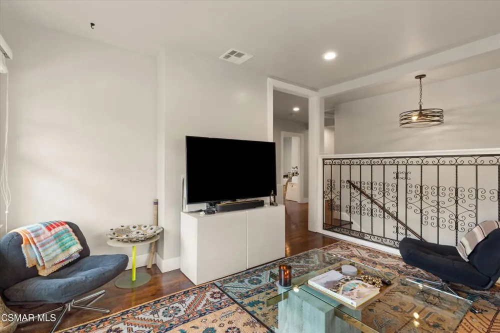 637 Raymond Avenue Pasadena, CA 91103