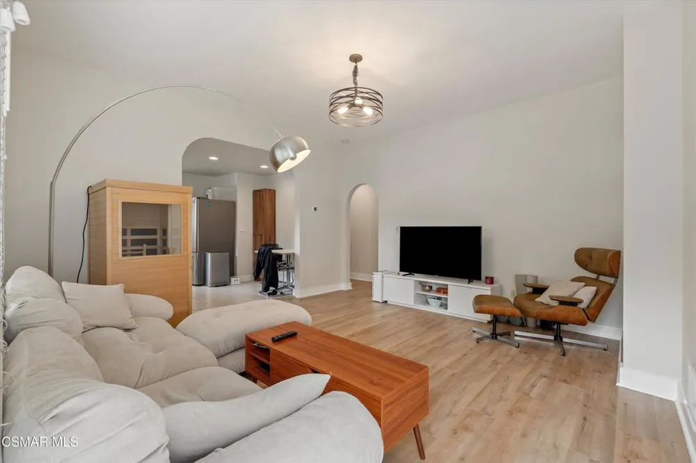 637 Raymond Avenue Pasadena, CA 91103