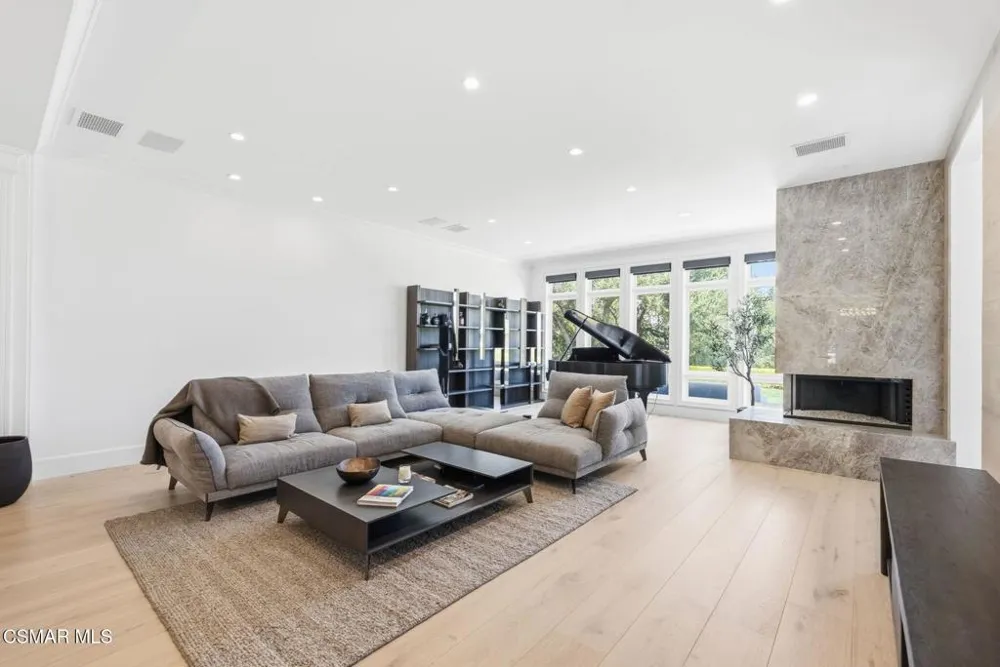 2342 Heatherbank Court Thousand Oaks, CA 91361