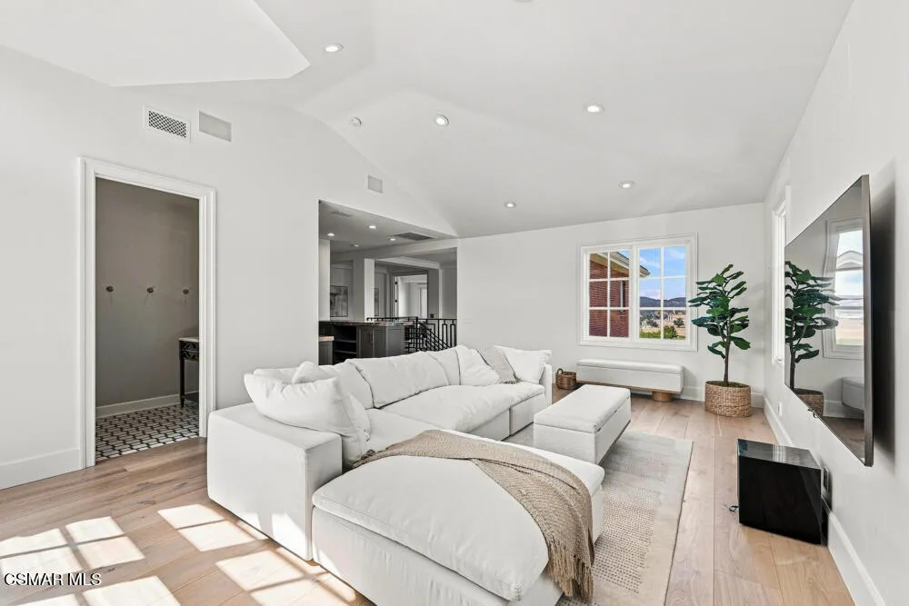 2342 Heatherbank Court Thousand Oaks, CA 91361