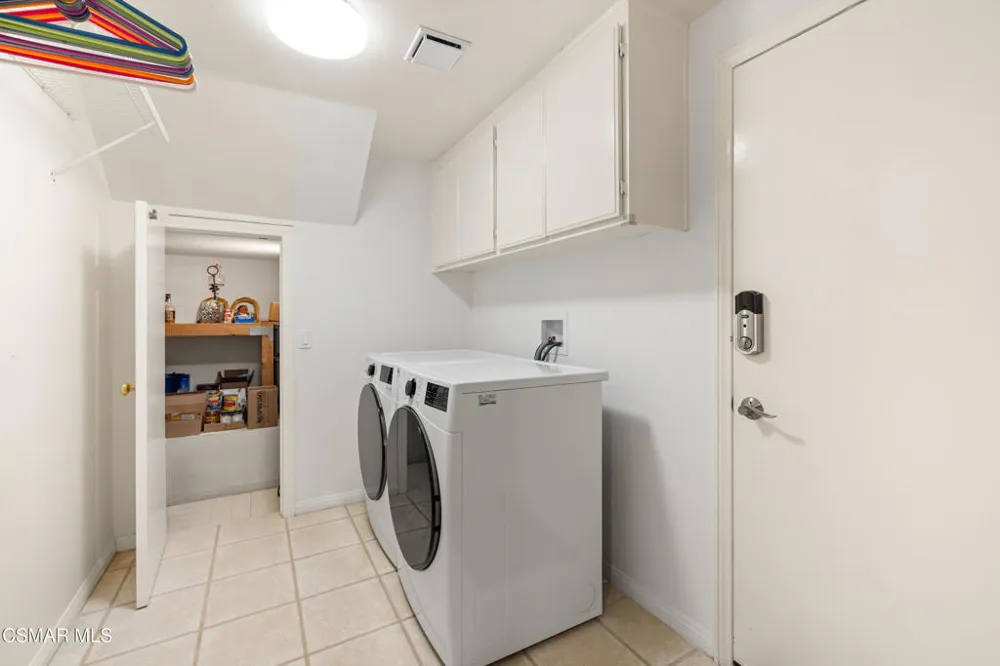 5043 Evanwood Avenue Oak Park, CA 91377