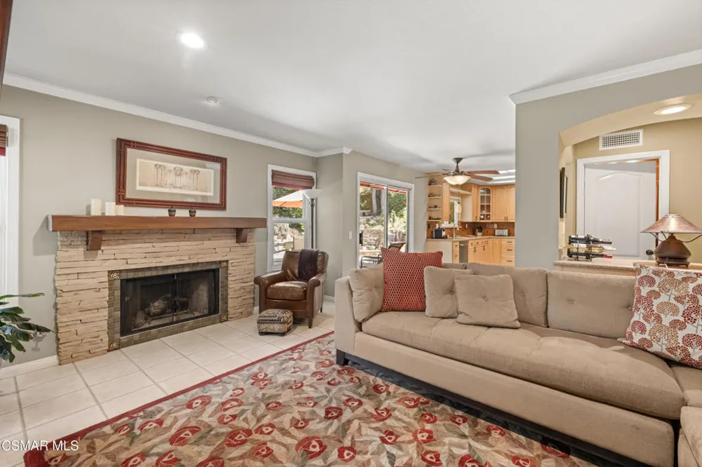 5043 Evanwood Avenue Oak Park, CA 91377