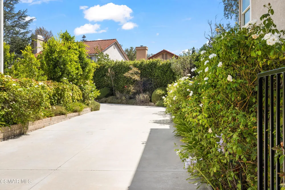 5043 Evanwood Avenue Oak Park, CA 91377