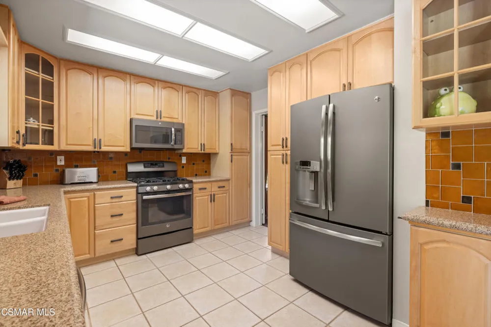 5043 Evanwood Avenue Oak Park, CA 91377