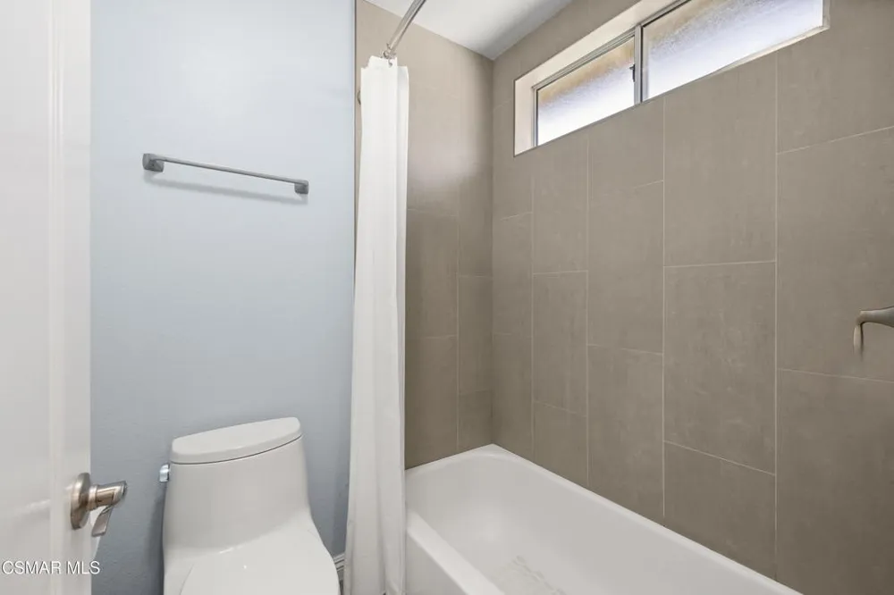 5043 Evanwood Avenue Oak Park, CA 91377