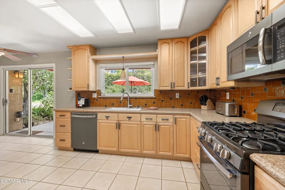 5043 Evanwood Avenue Oak Park, CA 91377