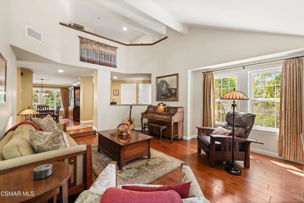 5043 Evanwood Avenue Oak Park, CA 91377