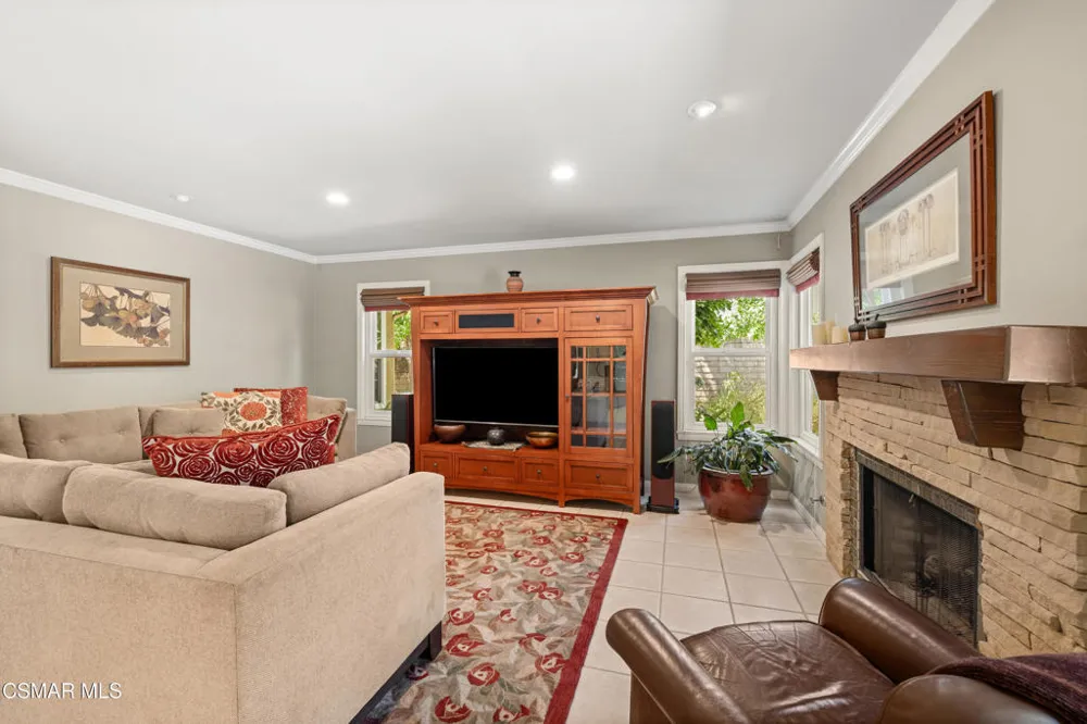 5043 Evanwood Avenue Oak Park, CA 91377