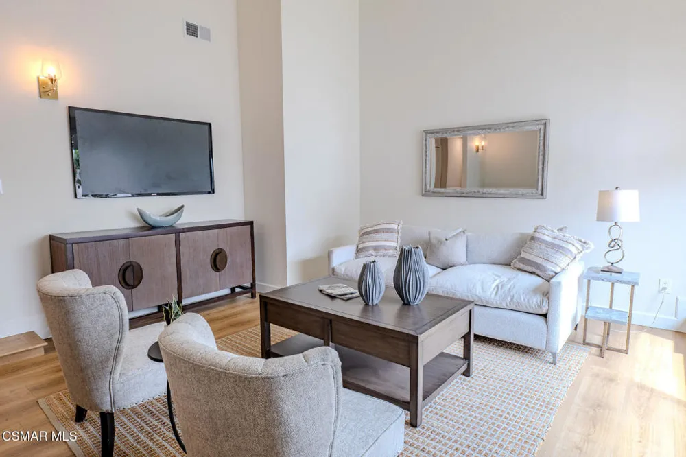 8018 Winnetka Avenue Winnetka, CA 91306