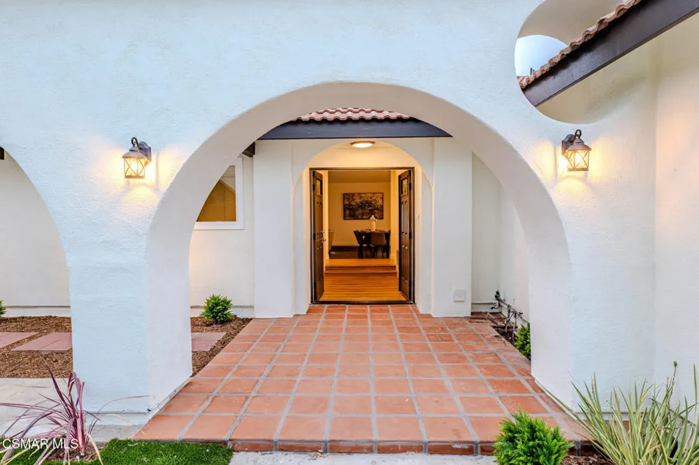 8018 Winnetka Avenue Winnetka, CA 91306