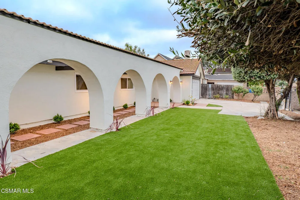8018 Winnetka Avenue Winnetka, CA 91306