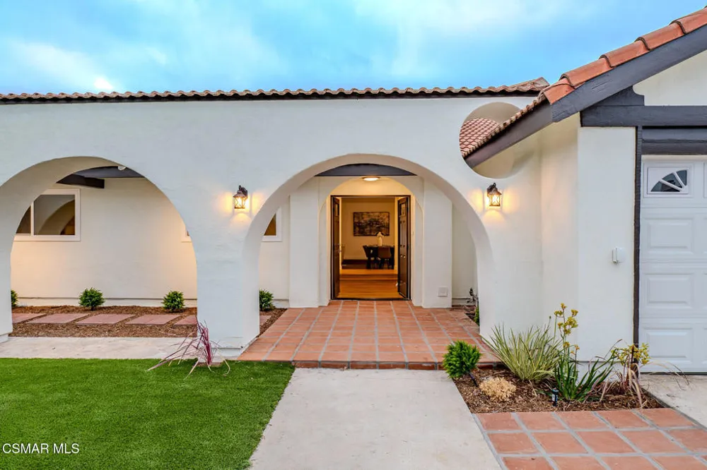 8018 Winnetka Avenue Winnetka, CA 91306