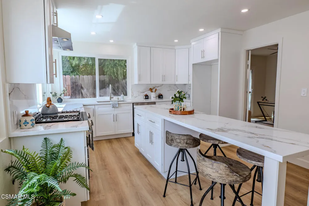 8018 Winnetka Avenue Winnetka, CA 91306