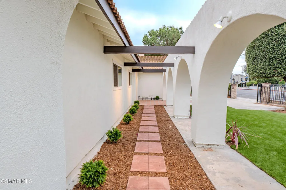 8018 Winnetka Avenue Winnetka, CA 91306