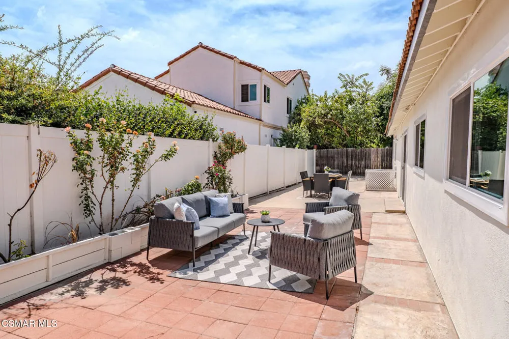8018 Winnetka Avenue Winnetka, CA 91306