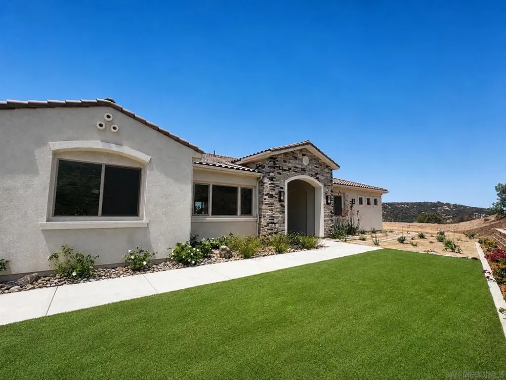 11631 Via Trevi Lakeside, CA 92040